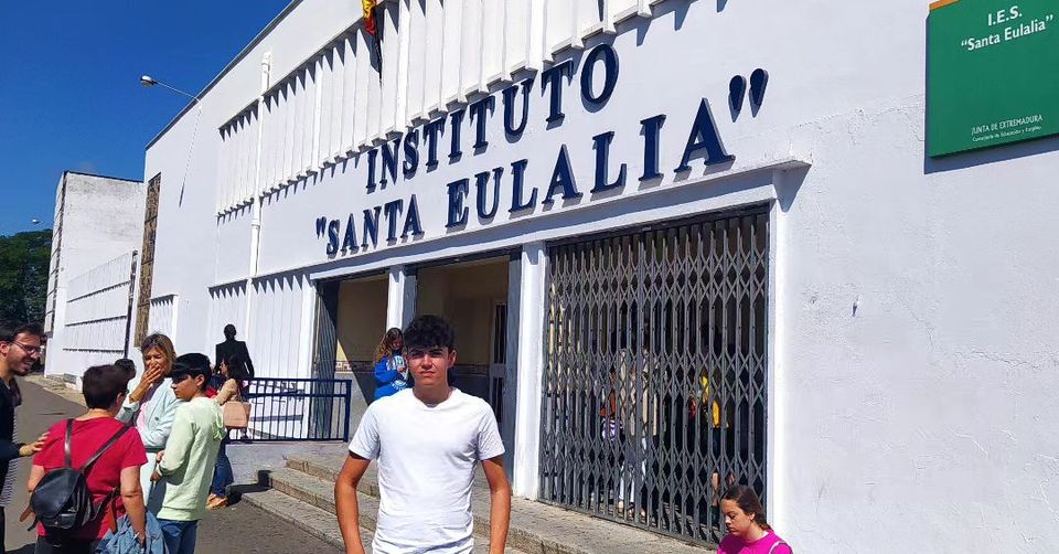 Puede ser una imagen de 6 personas y texto
